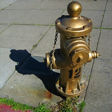 justinsomnia.org-golden-fire-hydrant-that-saved-the-mission.jpg