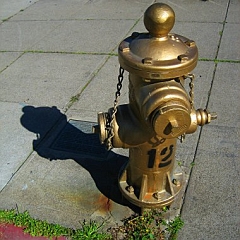 justinsomnia.org-golden-fire-hydrant-that-saved-the-mission